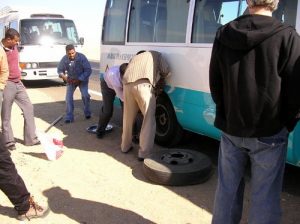 Pinchazo autobus en el desierto de Egipto